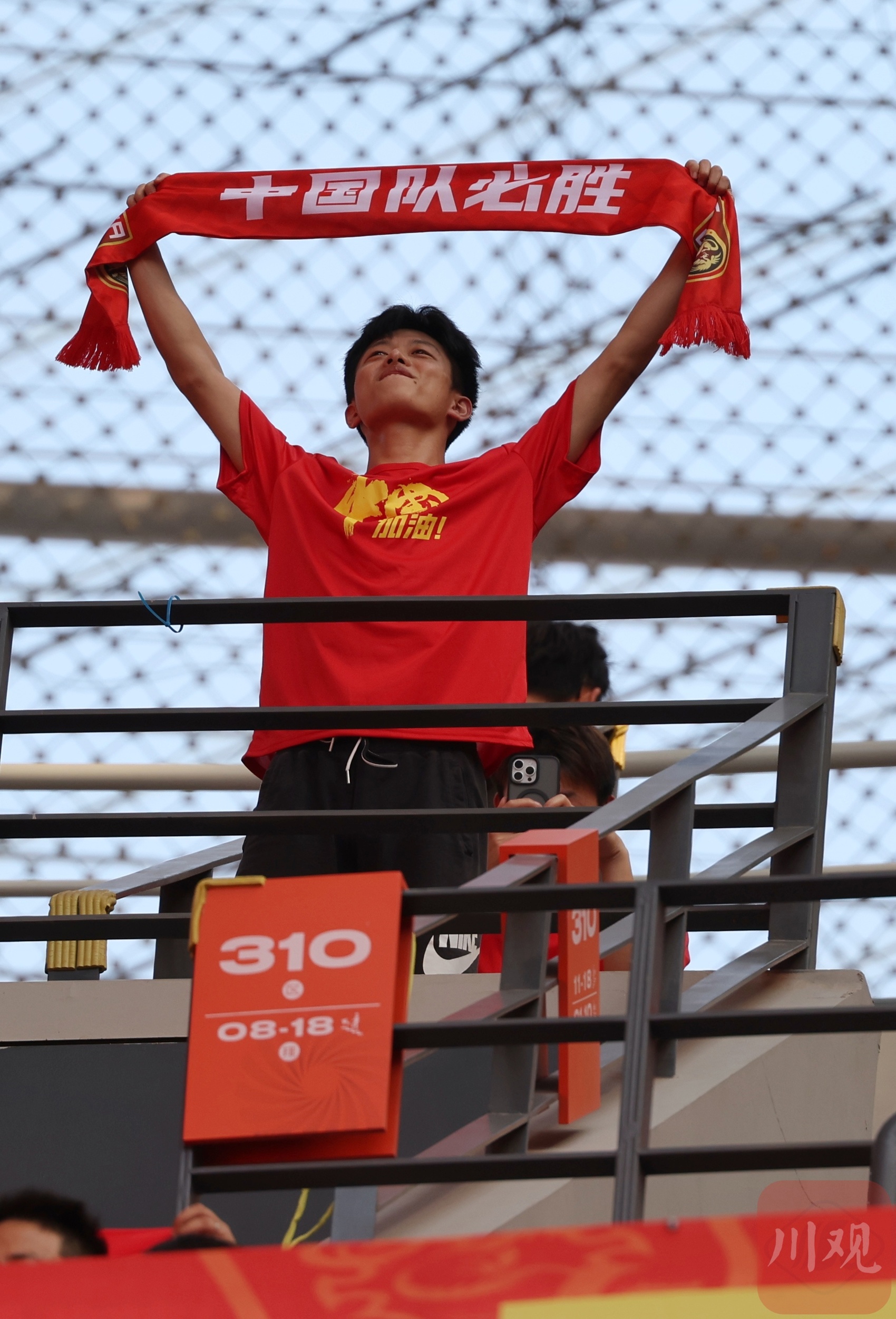 精彩足球比赛即将拉开帷幕，球员们备战热情高涨